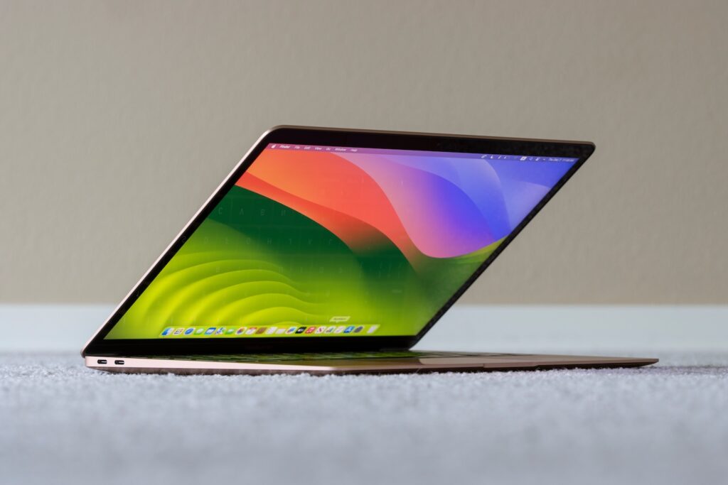 MacBook Air configurations face longer lead times as DRAM supply tightens industry wide. (Image: Shutterstock)