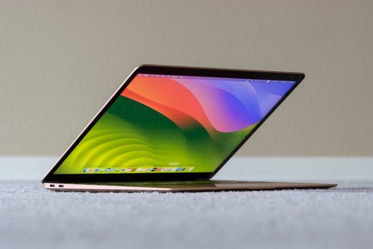 MacBook Air configurations face longer lead times as DRAM supply tightens industry wide. (Image: Shutterstock)