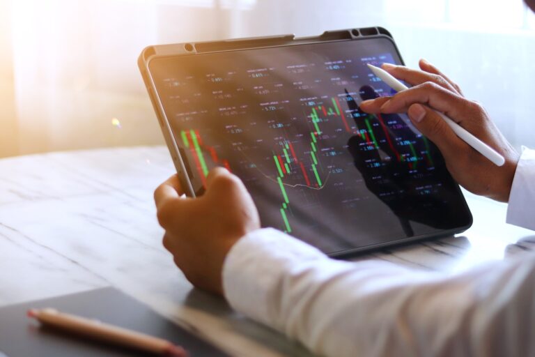 Dinari lists 724 tokenized US equities tradable from self-custody wallets in USDC. (Image: Shutterstock)