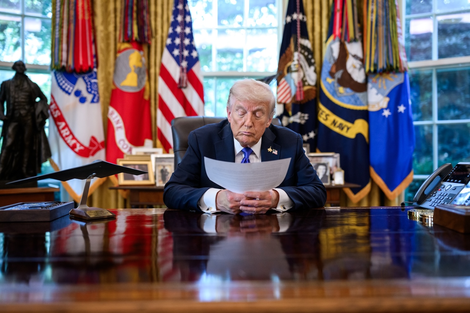 Trump Media shifted 2,628 BTC to Crypto.com and denied any sale, yet DJT shares still fell 25%. (Image: Shutterstock)