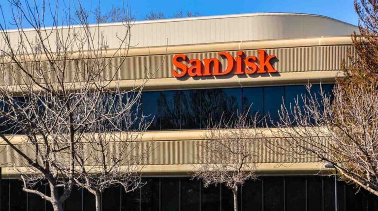 SNDK stock price chart showing an 8% decline following SanDisk's earnings announcement
