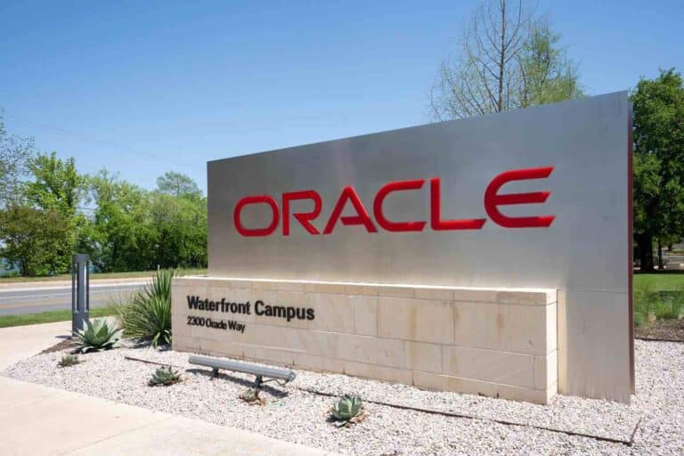 Oracle's ORCL stock price chart showing upward momentum following quarterly earnings announcement with cloud revenue beat